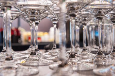 Alkol için birçok gözlük restoranda içki