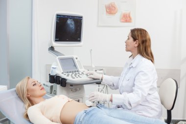 Profesyonel doktor kadın karin incelenmesi