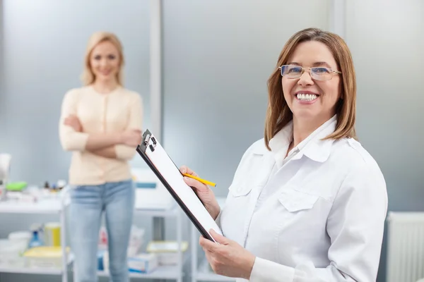 Alegre médico general está listo para trabajar — Foto de Stock