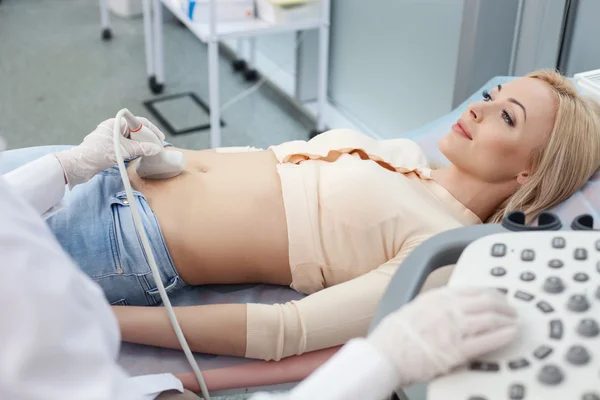 Досить вагітна леді відвідує свого лікаря — стокове фото