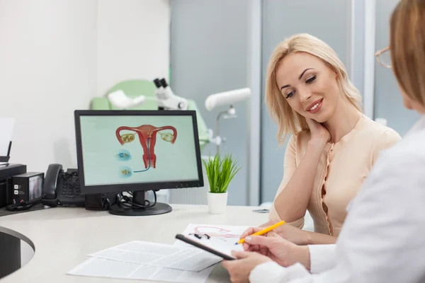 Cheerful female doctor is giving advice to lady — Stock Photo, Image