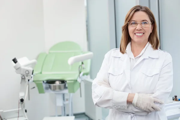 Médico geral experiente do sexo feminino à espera do doente — Fotografia de Stock