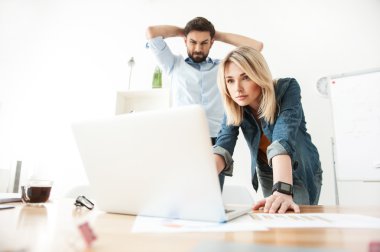 Neşeli iki meslektaşım bir proje üzerinde çalışıyor