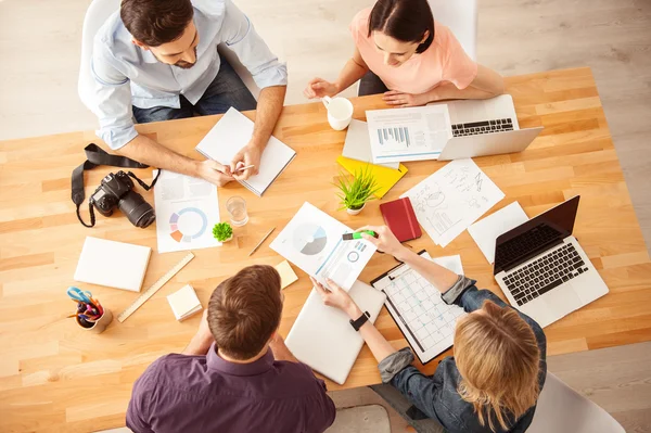 Jóvenes trabajadores talentosos están discutiendo un proyecto — Foto de Stock