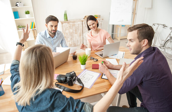 Веселая творческая команда работает с радостью
