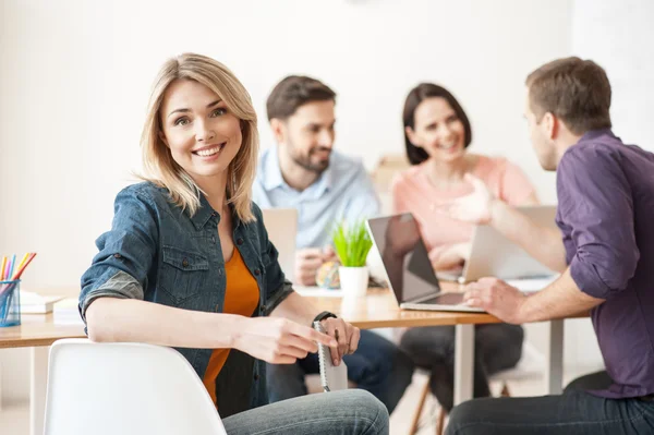 Amistoso equipo creativo está discutiendo nuevo proyecto — Foto de Stock