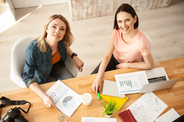 Hübsche Arbeiterinnen genießen ihren Job — Stockfoto