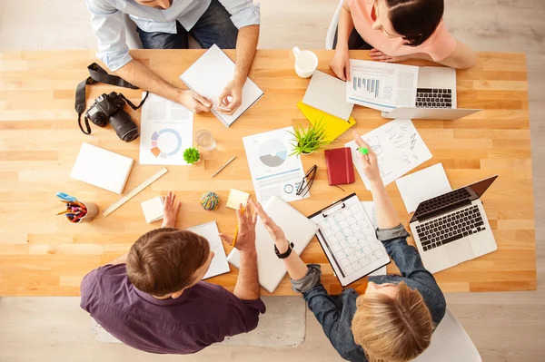 Lindos cuatro colegas están trabajando en cooperación — Foto de Stock