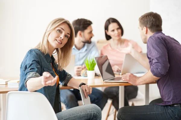 Pekerja yang ceria sedang mendiskusikan proyek mereka — Stok Foto