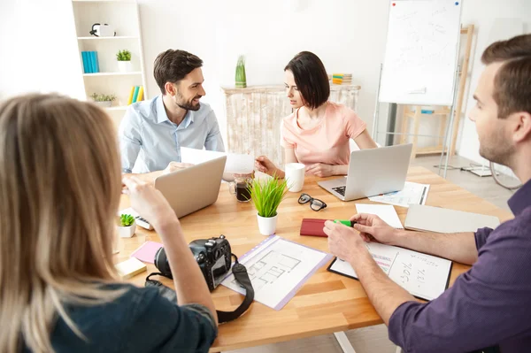 Duktiga kontorsarbetare diskuterar nya projekt — Stockfoto