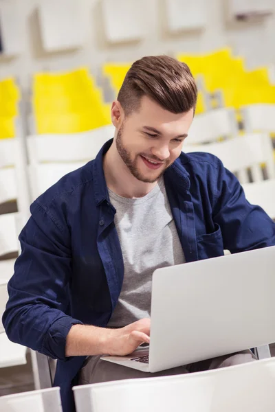 Vonzó férfi diák tanul számítógéppel — Stock Fotó