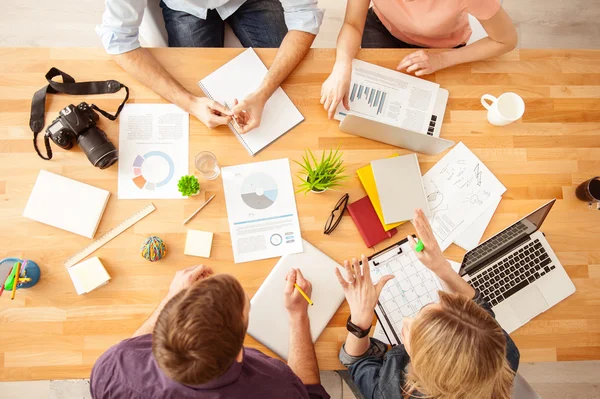 Talentosos cuatro freelancers están trabajando en el proyecto — Foto de Stock