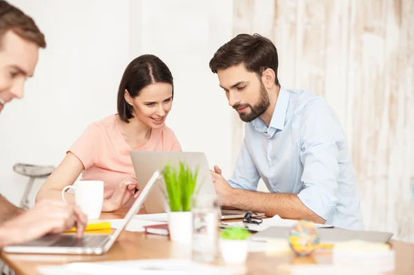 Nadie puede vivir sin tecnología moderna — Foto de Stock