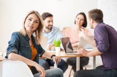 Neşeli dört meslektaşım işbirliği içinde çalışıyor