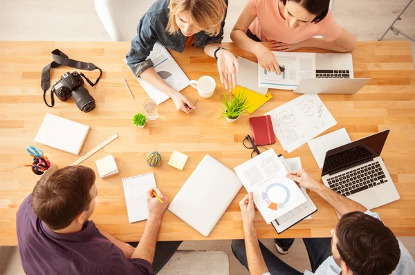 Equipo creativo alegre está trabajando con alegría — Foto de Stock