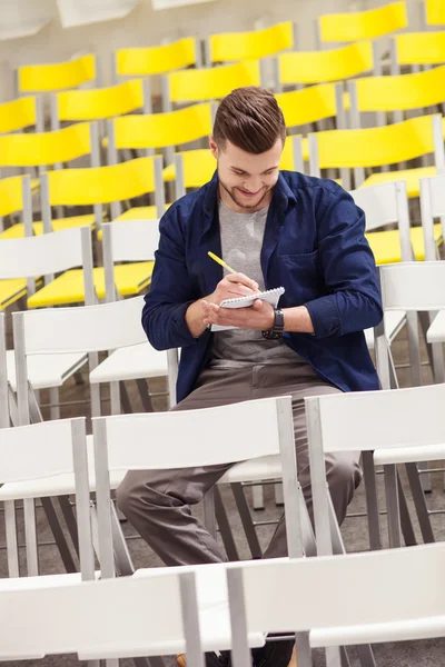 Aantrekkelijke man studeert aan de Universiteit — Stockfoto