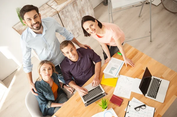 Cute fyra arbetare uttrycker positiva känslor — Stockfoto