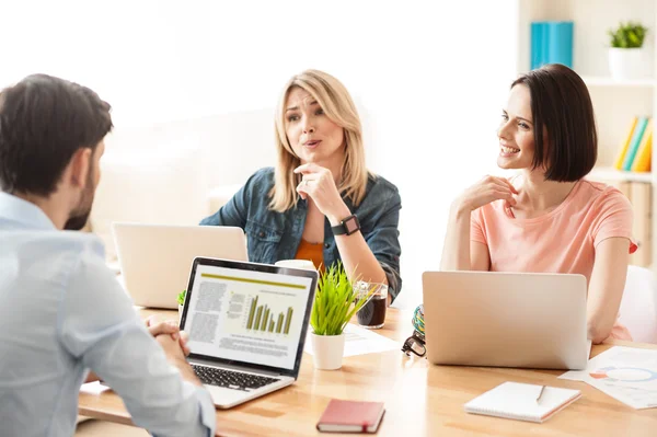 Equipe muito criativa está falando com alegria — Fotografia de Stock