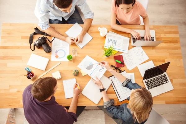 Jóvenes colegas inteligentes están discutiendo un proyecto — Foto de Stock