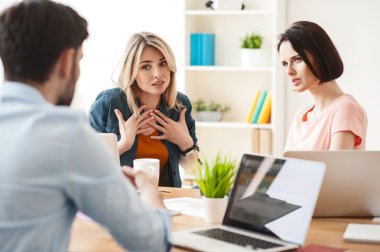 Yetenekli yaratıcı ekip yeni proje tartışıyor