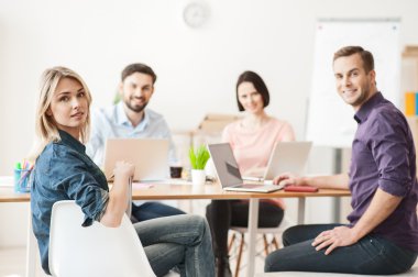 Sevimli yaratıcı ekip ofiste çalışıyor