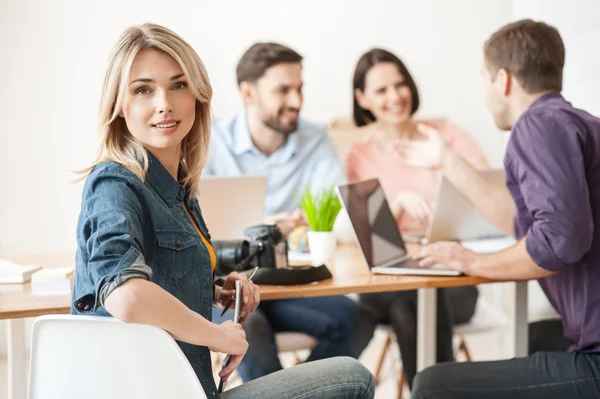 Un equipo bastante creativo está discutiendo un proyecto — Foto de Stock