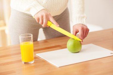 Sevimli anne mutfakta yemek yapıyor