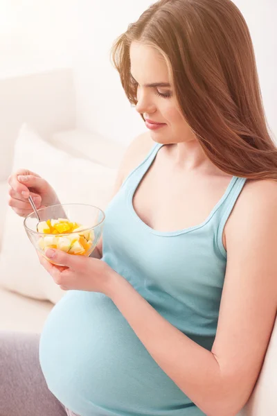 Jolie femme enceinte préfère les aliments sains — Photo