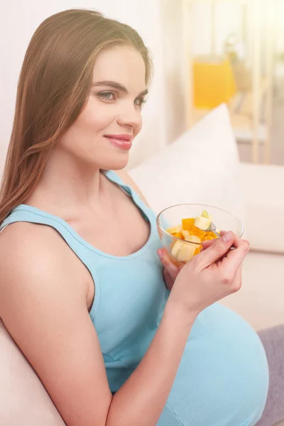 Glad gravid kvinna äter hälsosam sallad — Stockfoto