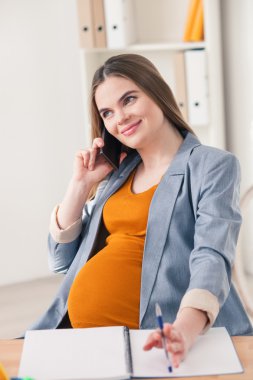 Oldukça beklenen anne iş yerinde telefon kullanıyor