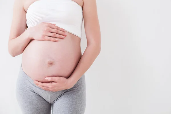 Mujer bastante embarazada está esperando al bebé — Foto de Stock