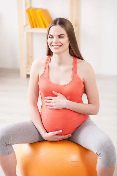 Glad gravid kvinna förbereder sig för födseln — Stockfoto