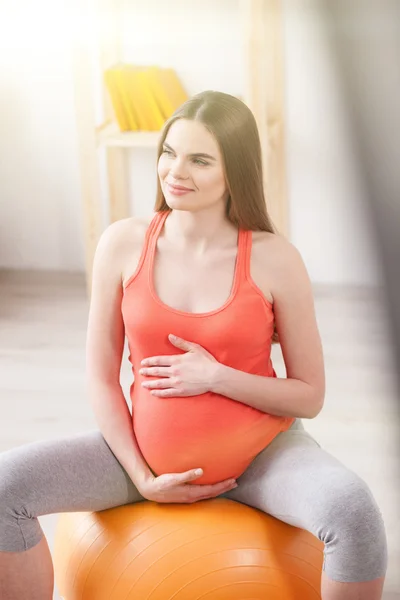 Söt blivande mamma tränar hemma — Stockfoto