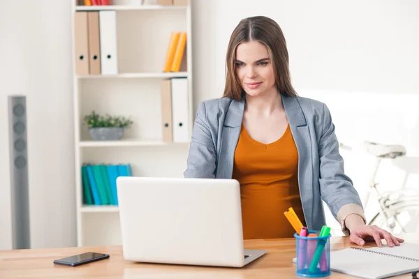 Smart expectante madre es exitosa mujer de negocios — Foto de Stock