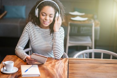 Güzel kız öğrenci yemekhanede rahatlatıcı