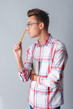 Yakışıklı genç adam ciddi bir karar oluyor