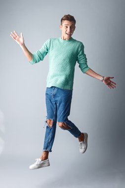 Sevimli adam olumlu duygular ifade ediyor