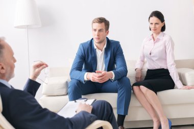 Karı koca psikoterapisti ziyaret ediyor