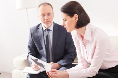 Güzel genç bayan bir psikolog ziyaret ediyor