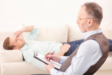 Kıdemli psikoterapist bir adama danışmanlık ediyor.