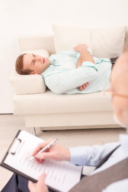 Çaresiz adam psikologdan tavsiye istiyor.