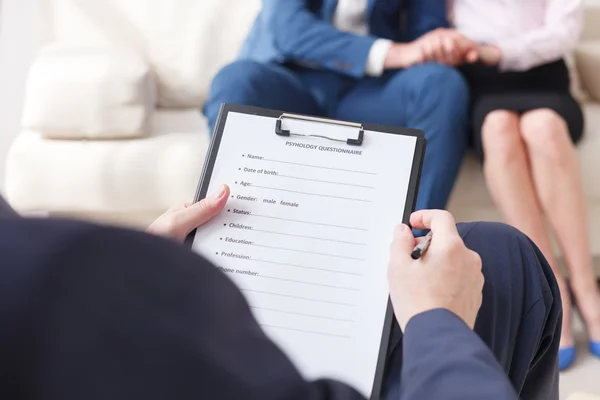 Professionele psycholoog maken van notities op therapie sessie — Stockfoto