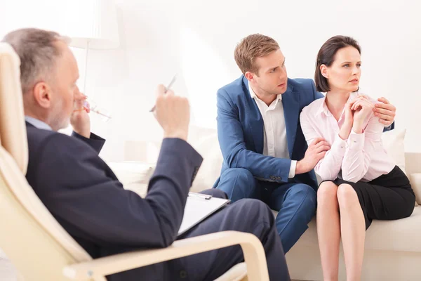 Mann und Frau auf Therapiekurs — Stockfoto