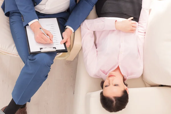 Aantrekkelijk meisje is een bezoek aan een psycholoog — Stockfoto