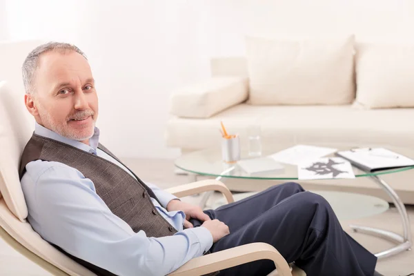 Reife Psychotherapeutin arbeitet im Büro — Stockfoto
