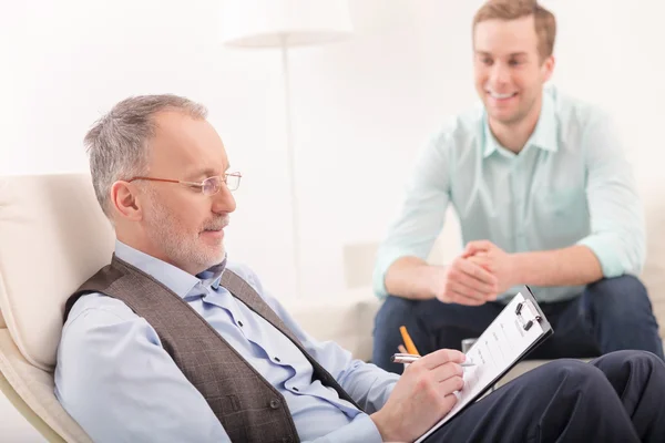 Psicoterapeuta profesional está dando consejos al paciente — Foto de Stock