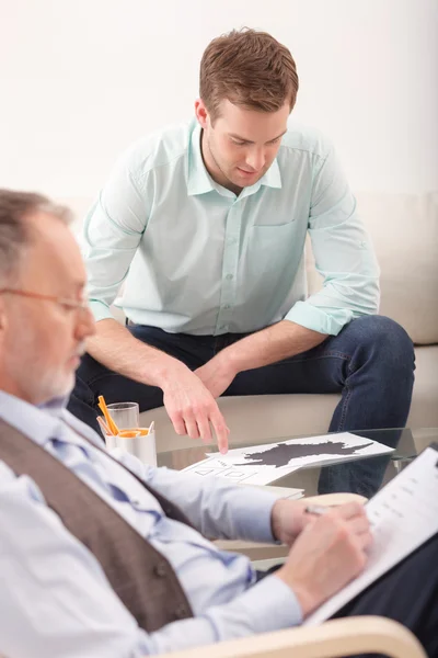 Volwassen psychotherapeut is het raadplegen van zijn patiënt — Stockfoto