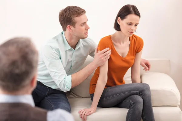 Familia joven está consultando a un psicoterapeuta — Foto de Stock