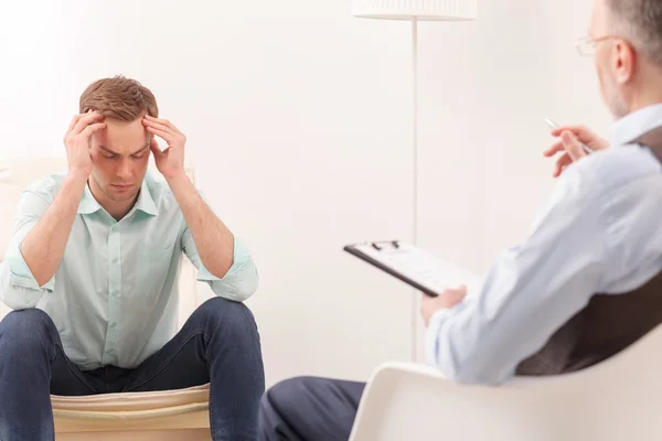 El tipo frustrado está pidiendo ayuda al doctor. — Foto de Stock