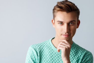 Yakışıklı genç adam cinselliğini gösteriyor